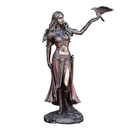 Statue di resina La dea celtica della battaglia con il corvo e la spada bronzo morigan statua statue ghost head tazze di resina artigianato