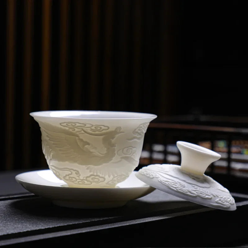 Porcelaine blanche Kung Fu Tea Set White Jade Relief Tureen Céramic Business Gift Simple Portable Dragon et Phoenix Cups Gaiwan