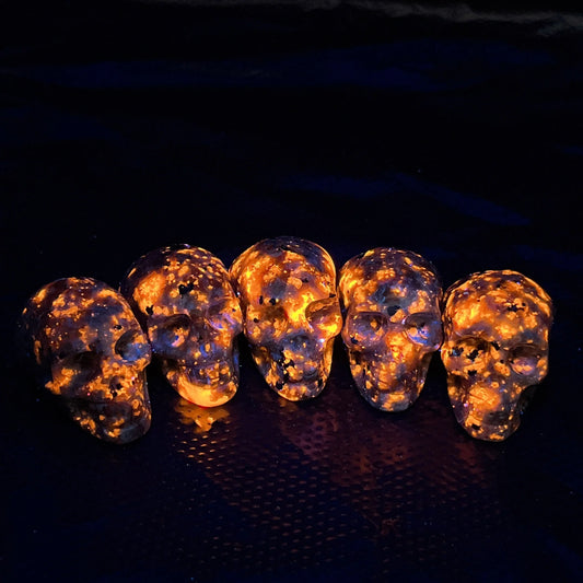 35mm Natural Yooperlite Skull Quartz Crystal Flame Stone Skull Carving Statue Home Decoration Collection Witchcraft Gift Crafts