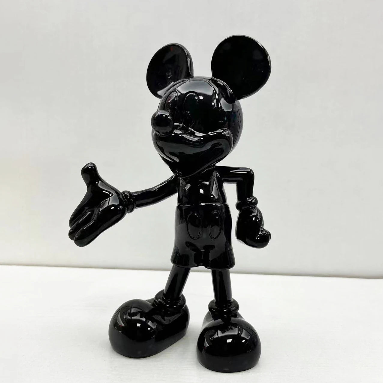 Store Welcome Mickey Mouse Action Figure Decoration Décoration Statue Collection de résine Advanced Simple Modern Ornements Modern Model Toys