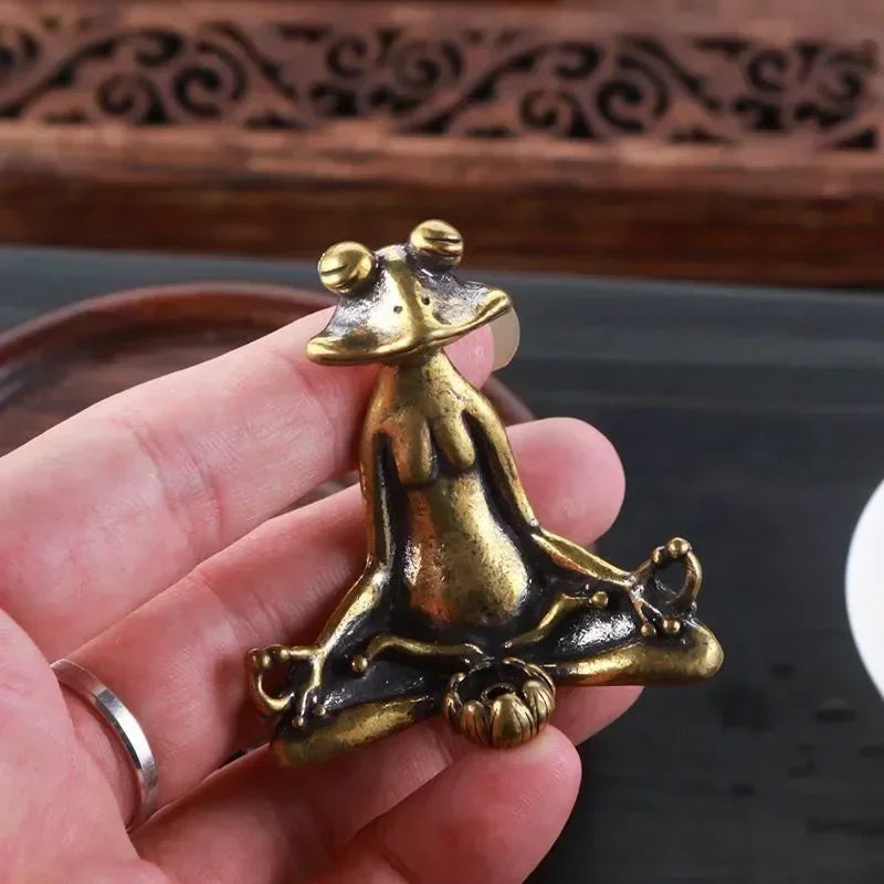 Copper Meditating Frog Ornaments Vintage Brass Sit in Meditation Frog Statue Bronze Tea Pet Figurines Incense Holder Desk Decor